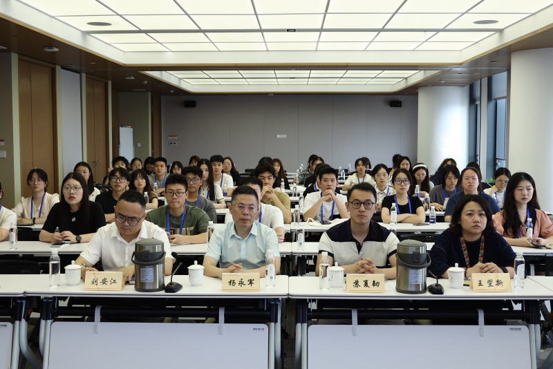 浙江大學(xué)經(jīng)濟學(xué)院、國際聯(lián)合商學(xué)院全國優(yōu)秀大學(xué)生夏令營到浙江東方參訪 劉安江（左一）楊永軍（左二）.jpg